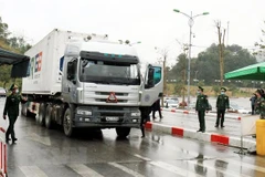 Xe chở nông sản xuất khẩu tại Cửa khẩu quốc tế Hữu Nghị. (Ảnh: Thái Thuần/TTXVN)