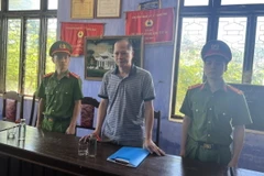 Lực lượng chức năng khởi tố, bắt tạm giam Nguyễn Thanh Long, Phó Giám đốc phụ trách Trung tâm Đăng kiểm Xe cơ giới 73-01S. (Ảnh: TTXVN phát)