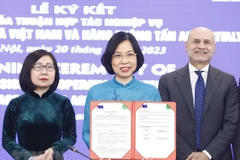 Tổng Giám đốc Thông tấn xã Việt Nam Vũ Việt Trang thực hiện nghi thức ký kết. (Ảnh: An Đăng/TTXVN)