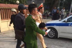 Cảnh sát khống chế bắt giữ đối tượng (Ảnh: CSGT cung cấp) 