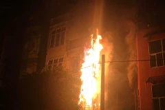 Ngọn lửa bao trùm biển quảng cáo và hệ thống cục nóng nằm phía bên ngoài toà nhà (Ảnh: CTV Hải Hoàng) 