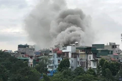 Cột khói cao hàng chục mét bốc lên từ hiện trường vụ cháy (Ảnh: Otofun) 