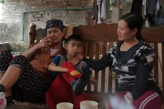 Chị Hồng cùng cháu L.-người con nuôi bất đắc dĩ của mình (Ảnh: PV/Vietnam+) 