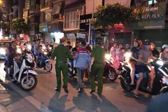 Huấn bị công an khống chế và bắt giữ sau khi gây án (Ảnh: Beat.vn) 