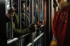 Theo quan niệm, Ấn đền Trần sẽ mang lại cho mọi người may mắn, hy vọng thăng quan tiến chức (Ảnh: PV/Vietnam+) 