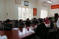 Nhóm người có hành vi phe vé tại cơ quan công an (Ảnh: PV/Vietnam+) 