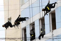 Trong nhiều năm qua, lực lượng công an nhân dân đã xứng danh là những "quả đấm thép" bảo vệ bình yên cho cuộc sống. (Ảnh: TTXVN)