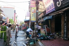 Hà Nội: Cháy chợ đầu mối Phùng Khoang, 4 người bị thương