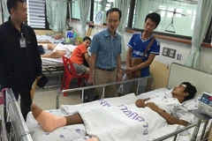 Cán bộ Sứ quán Việt Nam thăm anh Mai Văn Trường đang được điều trị tại bệnh viện ở Bangkok (Ảnh: Đại sứ quán Việt Nam tại Thái Lan)
