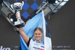 Tay đua nữ Jasmiin Ypraus (Estonia, mang số hiệu 64) về Nhất ở hạng mục Ski Ladies. (Ảnh: Việt Anh/Vietnam+)