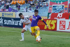 Hà Nội FC (áo tím) chia điểm với đội khách Becamex Bình Dương trong trận hòa 3-3 trên sân Hàng Đẫy. (Ảnh: Việt Anh/Vietnam+)