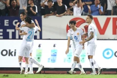 Hendrio (ngoài cùng bên phải) ghi bàn gỡ hòa 1-1 cho Thép Xanh Nam Định trước đội khách Sông Lam Nghệ An. (Ảnh: TXNĐ)