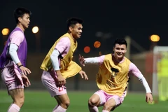 Tiền vệ Quang Hải (phải) sẽ mang băng thủ quân trong trận đấu Việt Nam gặp Indonesia. (Ảnh: Hoàng Linh/TTXVN)