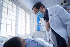 Sáng 24/5, Phó Chủ tịch Quốc hội Trần Quang Phương thăm hỏi các bệnh nhân đang điều trị hồi sức tại Bệnh viện Giao thông Vận tải sau vụ cháy nhà trọ ở khu vực Trung Kính (Hà Nội). (Ảnh: Việt Anh/Vietnam+)