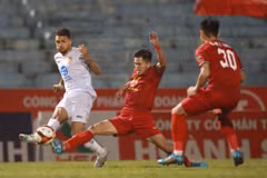 Thép Xanh Nam Định (áo trắng) sẽ chính thức lên ngôi vô địch V-League 2023-2024 nếu giành chiến thắng trước Khánh Hòa ở vòng 25. (Ảnh: TXNĐ)