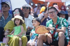 Du khách không ngại 'nắng đổ lửa' cổ vũ cho VĐV ở Giải đua môtô nước Bình Định