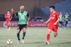 Thể Công-Viettel (áo đỏ) chấp nhận kết quả hòa 0-0 với Câu lạc bộ Thành phố Hồ Chí Minh. (Ảnh: Việt Anh/Vietnam+)