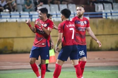 Ngoại binh Leo Artur (ngoài cùng bên trái) tỏa sáng với một cú hattrick giúp Công an Hà Nội có chiến thắng thứ hai liên tiếp ở Shopee Cup. (Ảnh: Việt Anh/Vietnam+)