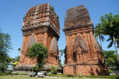 Cận cảnh nét kiến trúc cổ kính của Tháp Đôi Chămpa giữa lòng thành phố Quy Nhơn