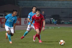 Hoàng Đức hụt hơi trong những pha tranh chấp ở trận đấu với Câu lạc bộ Khánh Hòa tối 17/2. (Ảnh: Việt Anh/Vietnam+)