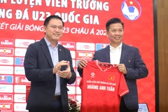 Huấn luyện viên Hoàng Anh Tuấn (phải) nhận nhiệm vụ dẫn dắt Đội tuyển U23 Việt Nam tham dự Vòng Chung kết U23 châu Á 2024. (Ảnh: Việt Anh/Vietnam+)