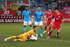 Hoàng Đức (số 28) và các đồng đội không thể giành chiến thắng trong trận đấu ra mắt của tân Huấn luyện viên Nguyễn Đức Thắng. (Ảnh: Việt Anh/Vietnam+)