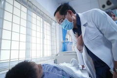 Sáng 24/5, Phó Chủ tịch Quốc hội Trần Quang Phương thăm hỏi các bệnh nhân đang điều trị hồi sức tại Bệnh viện Giao thông Vận tải sau vụ cháy nhà trọ ở khu vực Trung Kính (Hà Nội). (Ảnh: Việt Anh/Vietnam+)