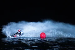 Bừng sáng mặt biển Quy Nhơn với show diễn môtô nước Freestyle ngoạn mục