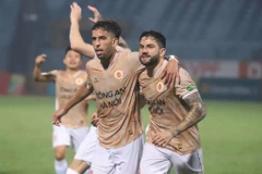 Jeferson Elias (phải) có ngày thi đấu chói sáng khi ghi cả ba bàn thắng giúp Công an Hà Nội giành chiến thắng 3-1 trước Khánh Hòa. (Ảnh: Việt Anh/Vietnam+)