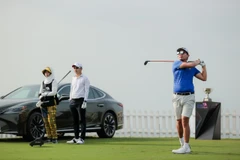 Runchanapong Youprayong (áo xanh) đang tạm dẫn đầu bảng xếp hạng Giải Golf Lexus Challenge 2024. (Ảnh: BTC)