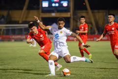 Thép Xanh Nam Định (áo trắng) nhận thất bại 1-2 trước đội chủ nhà Thể Công-Viettel. (Ảnh: Việt Anh/Vietnam+)