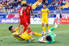 Hai đại diện của bóng đá miền Trung là Sông Lam Nghệ An (áo vàng) và Hồng Lĩnh Hà Tĩnh phải 'tương tàn' trong cuộc chiến trụ hạng. (Ảnh: VPF)