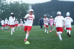 Môn 'thể thao vua' bóng đá là hoạt động được nhiều em nhỏ yêu thích trong dịp Hè. (Ảnh: Việt Anh/Vietnam+)