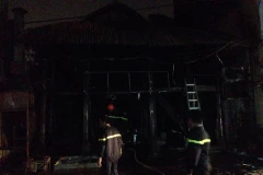 Do quán 2 tầng này làm bằng gỗ, lợp mái cọ nên chỉ trong vòng hơn 10 phút "bà hỏa" đã bao trùm ngôi nhà. (Nguồn: Vietnam+)