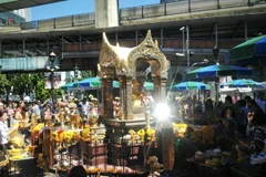 Đền Erawan vẫn tấp nập trong ngày diễn ra thực nghiệm hiện trường.