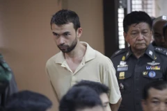 Nghi phạm Adem Karadag (trái) tại sở cảnh sát Bangkok, Thái Lan. (Nguồn: THX/TTXVN)