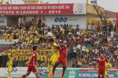 Pha tranh bóng giữa hai đội FLC Thanh Hóa và Hải Phòng. (Ảnh: Trịnh Duy Hưng/TTXVN)