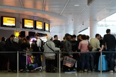 Hành khách chờ làm thủ tục tại cửa kiểm tra của Hãng hàng không Lufthansa ở sân bay Franz-Josef-Strauss thuộc Munich, miền Nam Đức. (Nguồn: AFP/ TTXVN)