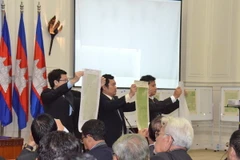 So sánh bản dồ Pháp cho mượn và bản đồ Campuchia sử dung trong phân giới với Việt Nam. (Ảnh: Trần Chí Hùng/Vietnam+)