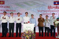 Thủ tướng Nguyễn Tấn Dũng và Thủ tướng Lào Thongsing Thammavong bấm nút khởi công dự án khai thác và chế biến muối mỏ Kali. (Ảnh: Đức Tám/TTXVN)