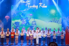 Phó Chủ tịch nước Nguyễn Thị Doan trao học bổng cho các em có hoàn cảnh khó khăn vươn lên trong học tập. (Ảnh: Nguyễn Quang/TTXVN)