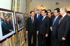 Tổng giám đốc TTXVN Nguyễn Đức Lợi hướng dẫn Chủ tịch nước Trương Tấn Sang và Tổng thống Nga V. Putin xem ảnh trưng bày với chủ đề “Quan hệ Việt-Nga qua ống kính của phóng viên TTXVN và Itar-Tass” tại Nhà hát Lớn Thành phố Hà Nội (tháng 11/2013). (Ảnh: Ng