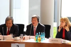 Trưởng Ban Tuyên giáo Trung ương Đinh Thế Huynh (giữa) và bà Edelgard Bumahn tại cuộc Đối thoại. (Ảnh: Đức Chung/TTXVN)