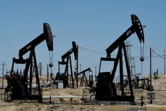 Trạm bơm tại mỏ dầu Kern River ở Bakersfield, California, Mỹ. (Nguồn: AFP/TTXVN)