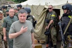 Bộ trưởng Nội vụ Ukraine Arsen Avakov thăm một căn cứ gần thành phố Izyum htáng 7/2014. (Nguồn: AFP)