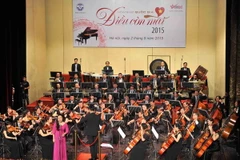 Các nghệ sỹ Dàn nhạc giao hưởng Việt Nam biểu diễn ca khúc Cô Sao. (Ảnh: Minh Đức/TTXVN)