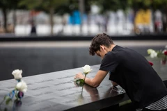 Tưởng nhớ các nạn nhân tại Đài tưởng niệm ở New York ngày 11/9. (Nguồn: THX/TTXVN)