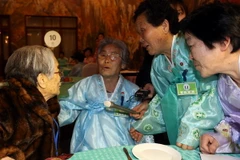 Cụ bà Hàn Quốc 96 tuổi (trái) gặp lại người thân ở Triều Tiên tại Kumgang. (Nguồn: Yonhap/TTXVN)