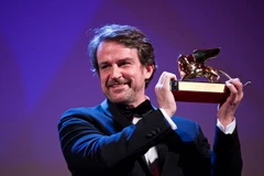 Đạo diễn người Venezuela Lorenzo Vigas cùng giải Sư tử Vàng cho bộ phim ''From Afar.'' (Nguồn: THX/TTXVN)