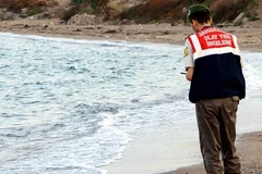 Xác cậu bé di cư Syria Aylan Kurdi trôi dạt vào bờ biển ở một resort. (Nguồn: independent.co.uk)